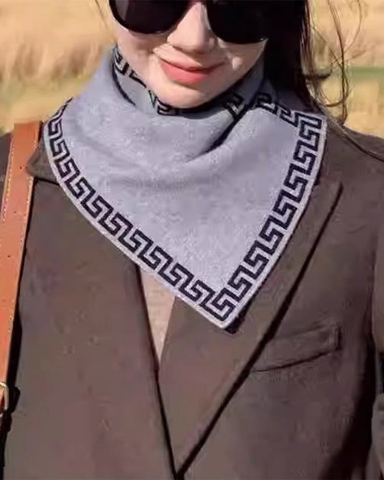 Moderiktig mångsidig triangelhalsduk