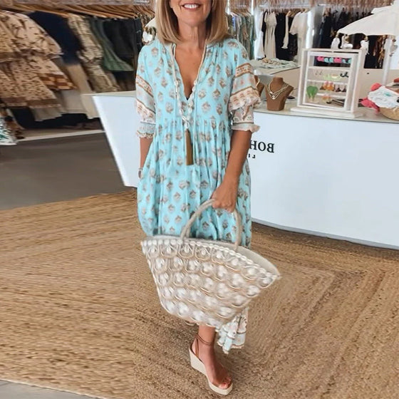 Avslappnad klänning med V-ringad halvärm med tryck