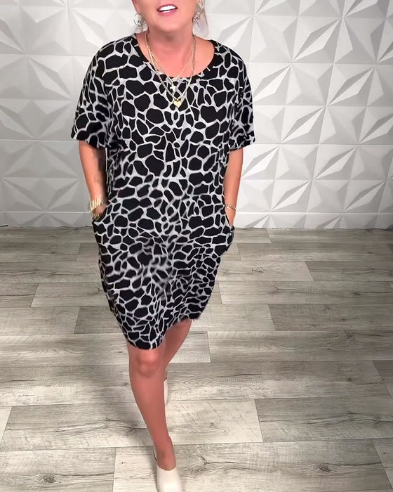 Klänning avslappnad med tryck och rund halsringning