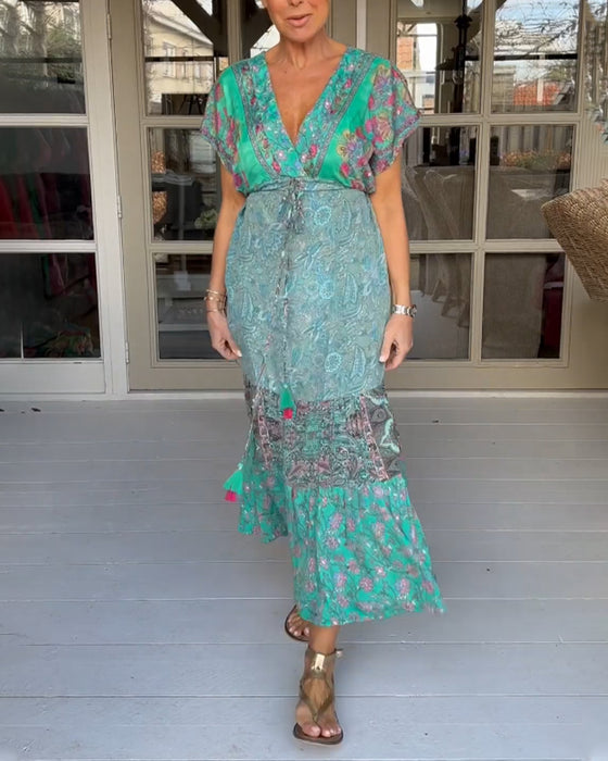 V-ringad elegant klänning med tryck