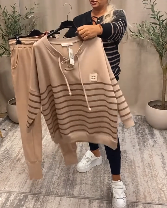 Tvådelat Set Med Avslappnad Randig Sportbyxa Vid Ankeln