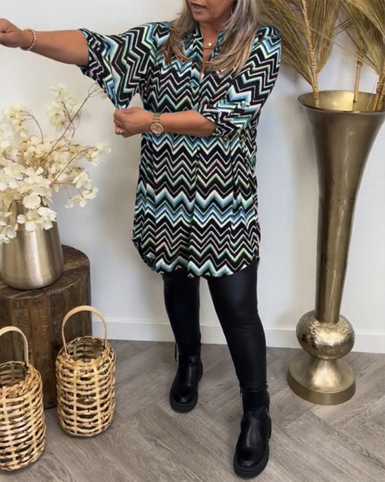 V-ringad klänning med vågmönster