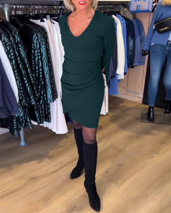 Klänning med V-hals och flarehylsa