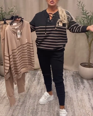 Tvådelat Set Med Avslappnad Randig Sportbyxa Vid Ankeln