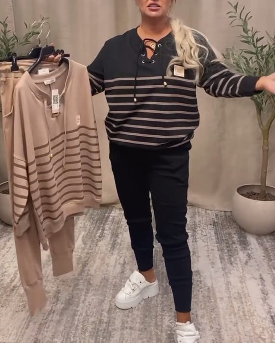 Tvådelat Set Med Avslappnad Randig Sportbyxa Vid Ankeln