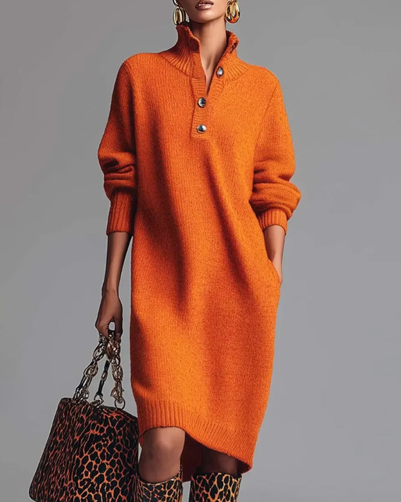 Enfärgad Klänning Med Knappar Och Hög Halsringning