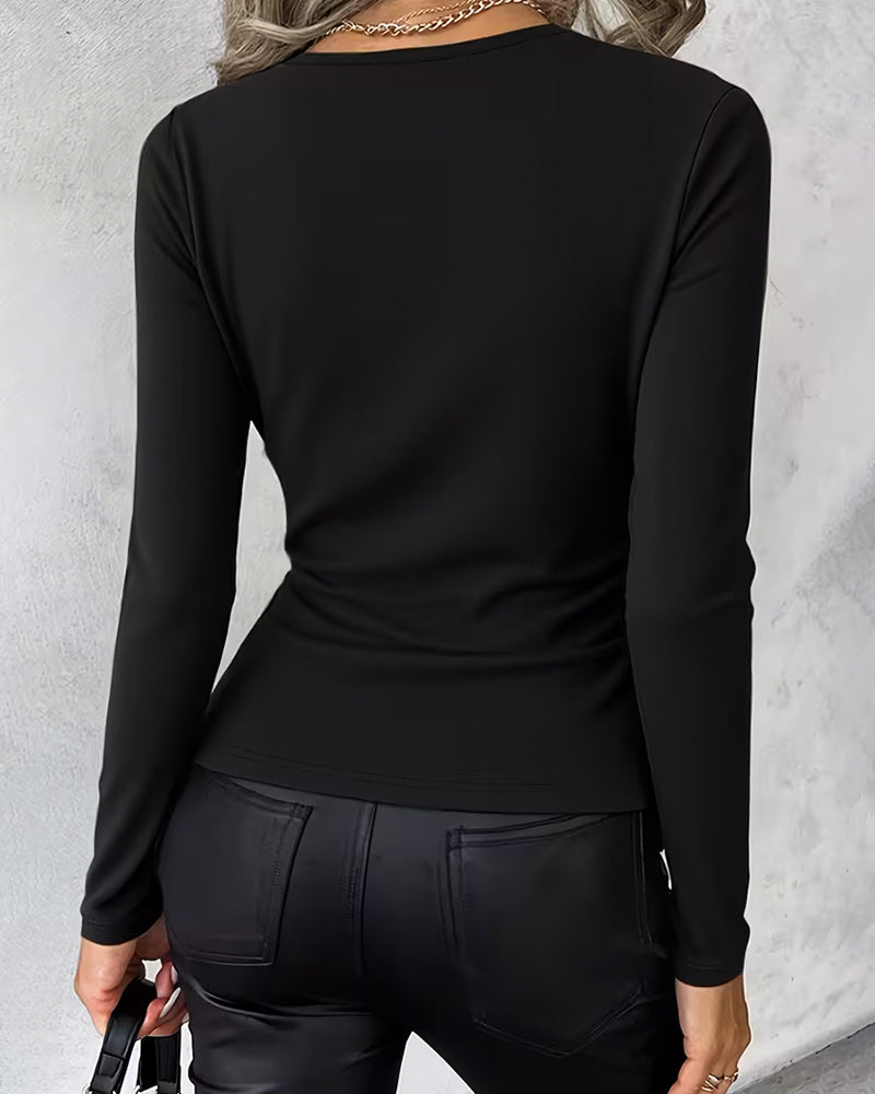 Topp Med Metallknappar Och Djup V-Ringning