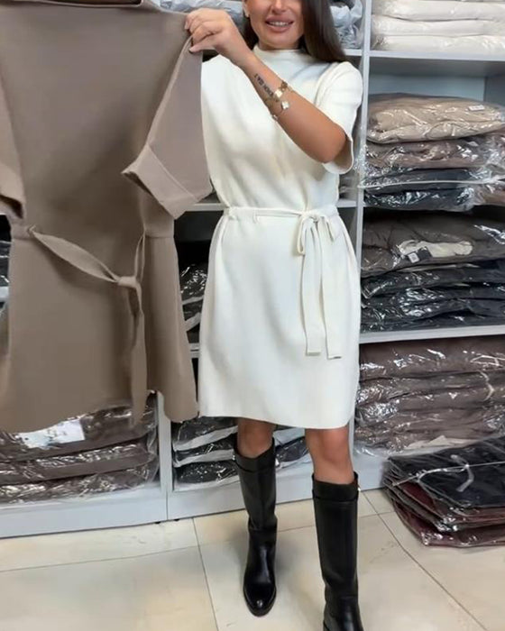 Klänning Med Enfärgad Färg, Stickad Stoff, Bälte Detalj Och Elegant Stämning