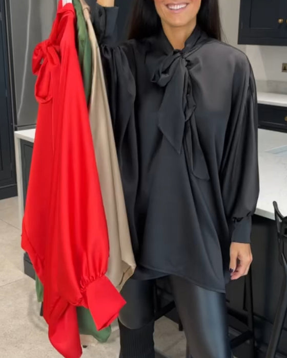 Enfärgad och elegant blus med bandkrage