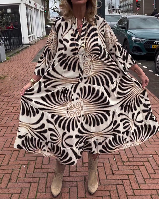 Klänning med V-ringning och utsvängda ärmar