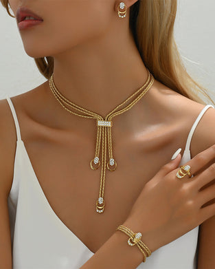 Enkelt set med halsband och örhängen