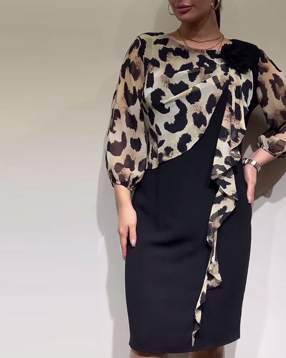 Elegant lapptäcksklänning I leopardmönstrad