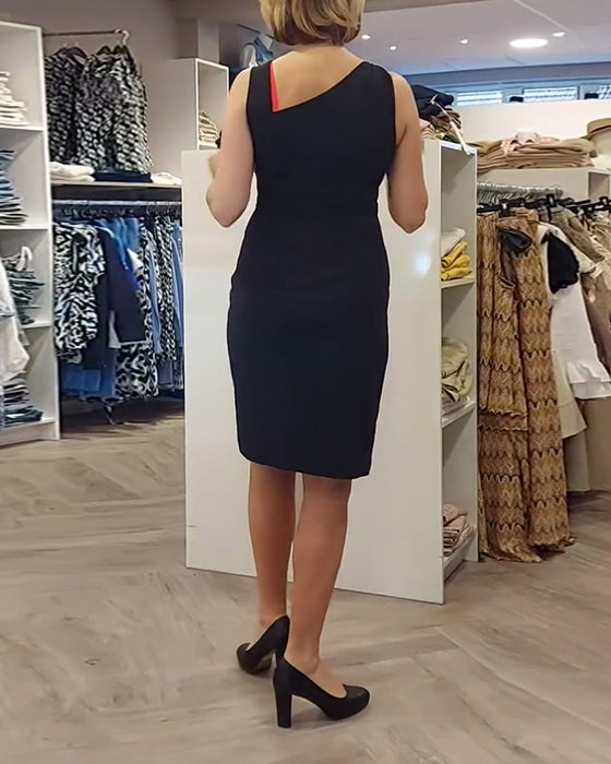 Ärmlös enfärgad klänning med lutande hals