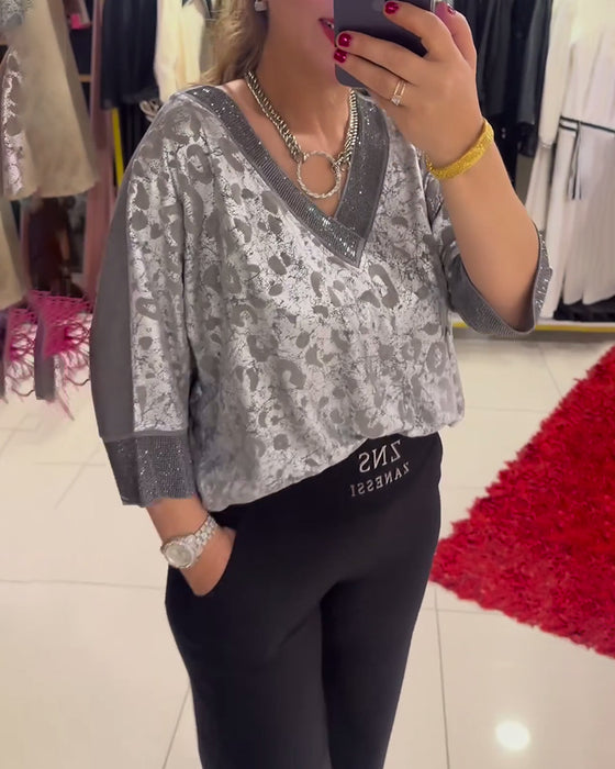 V-ringad avslappnad blus med tryck