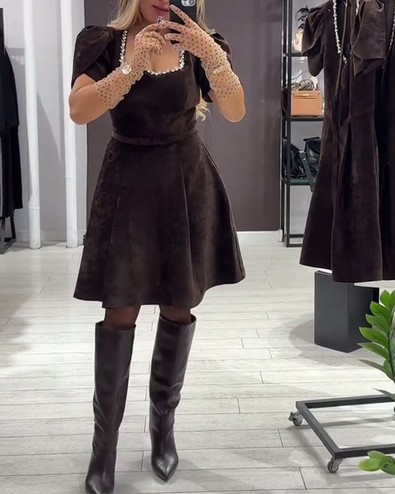 Klänning Med Puffärmar Och Vid Halsringning