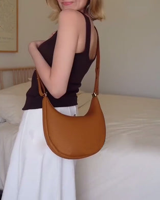 Enfärgad elegant halvmåneformad axelremsväska