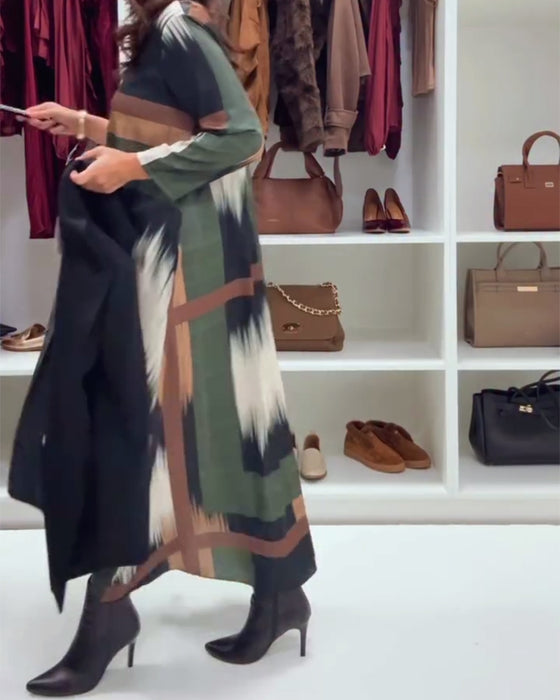 Modig Tryckt Klänning Med Runt Halsutsnitt Och Långa Ärmar