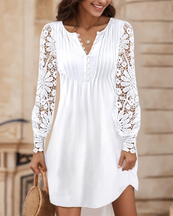 Enfärgad Klänning Med Veck Och Lapptäcktsdetaljer