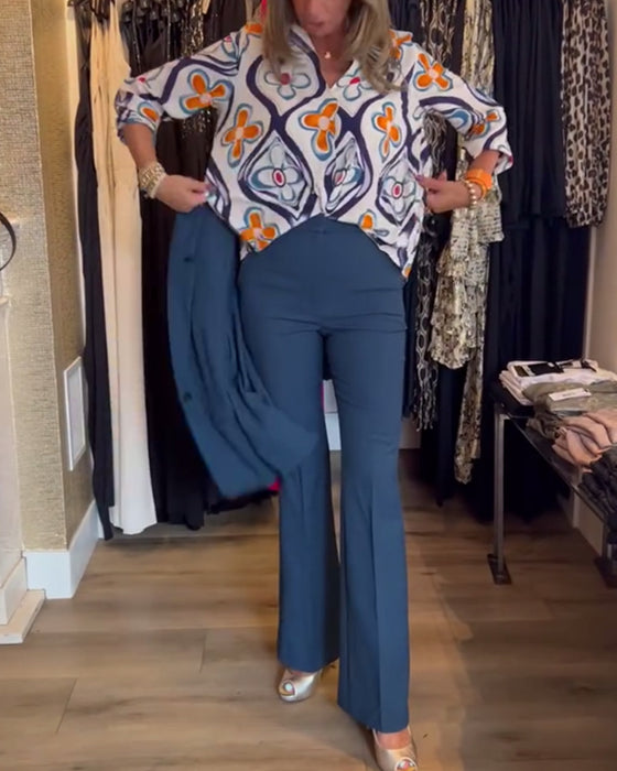 Blus med V-ringning och blommig