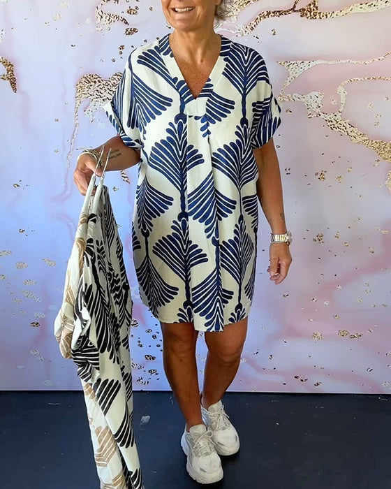 V-ringad avslappnad kortärmad klänning med tryck