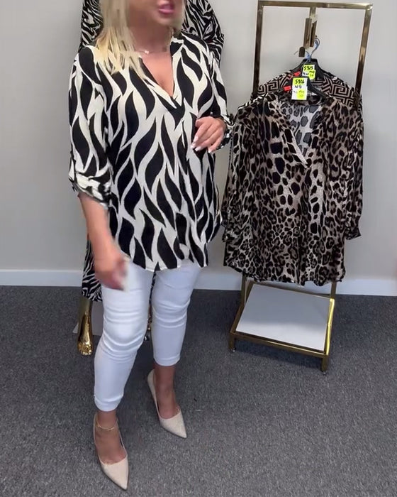 V-ringad avslappnad blus med tryck