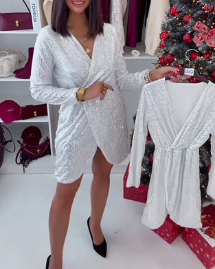 Elegant Klänning Med Djup V-Ringning Och Spjäll