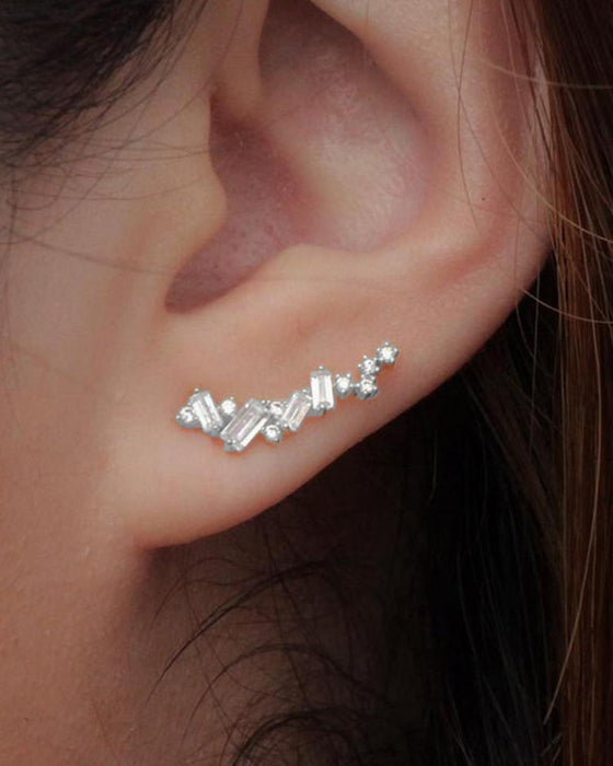 Enkla geometriska glänsande örhängen