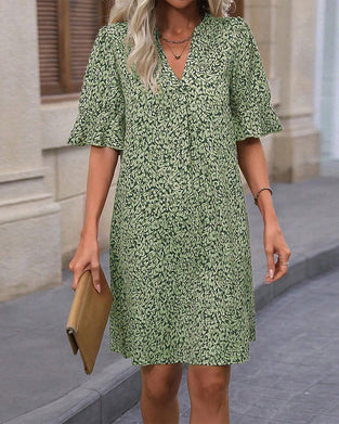 Elegant V-ringad klänning med tryck