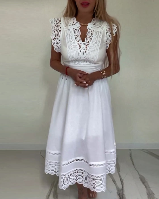 Elegant ärmlös klänning med enfärgad spets och V-ringning