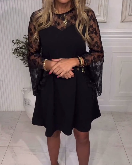 Enfärgad Klänning Med Klockärmar Och Lapptäcktsdetaljer