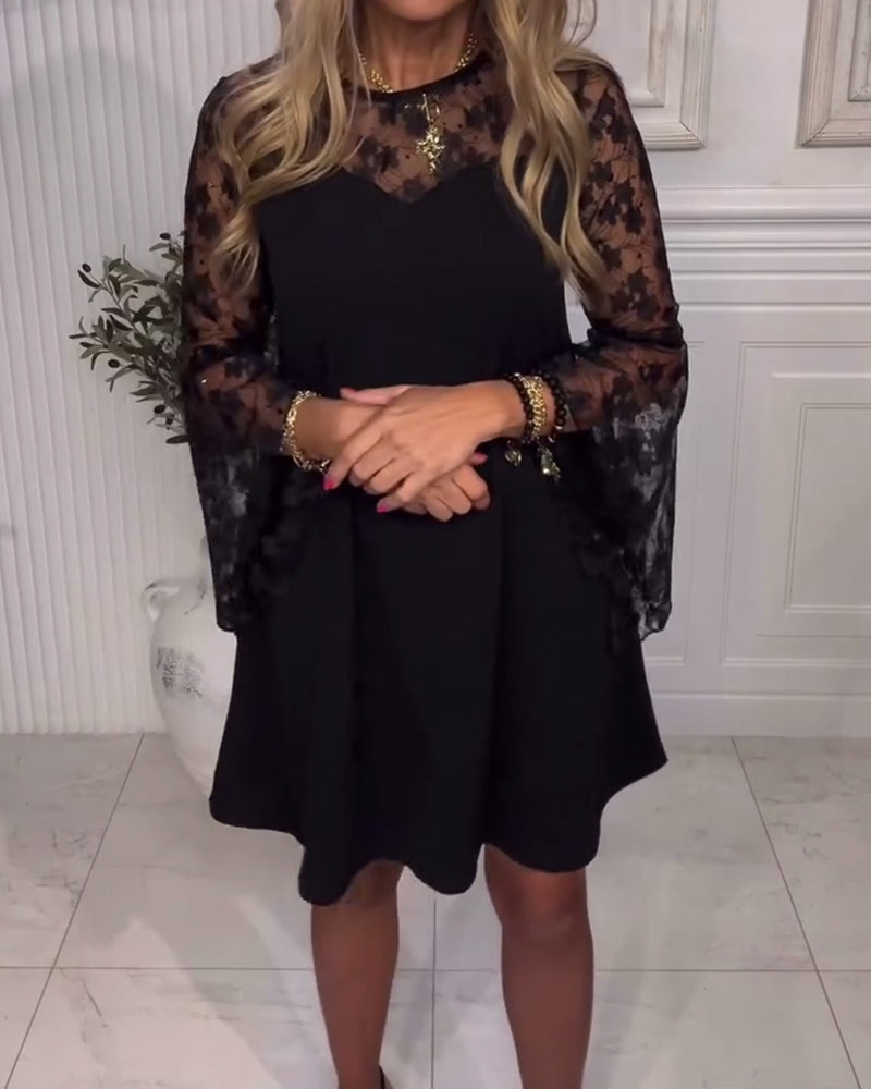 Enfärgad Klänning Med Klockärmar Och Lapptäcktsdetaljer