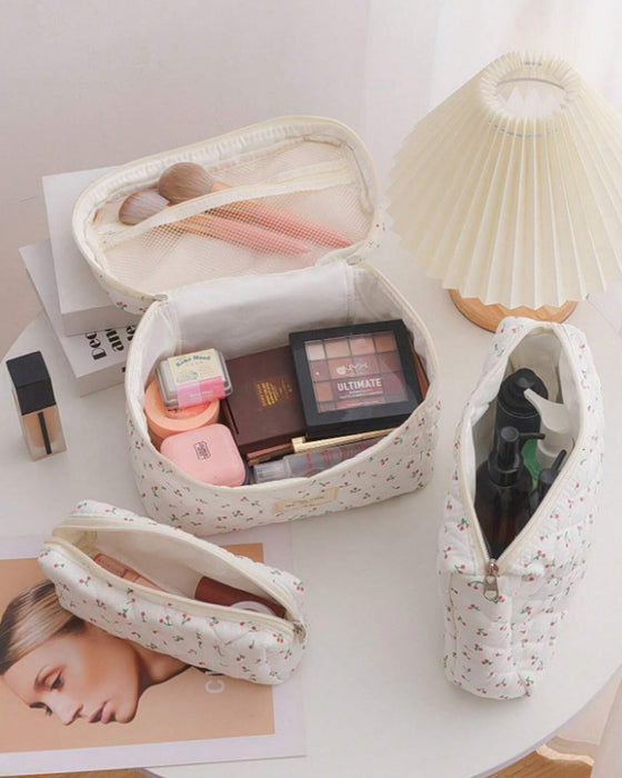 Set med kosmetikväska i tre delar