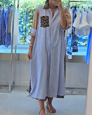 Avslappnad klänning med leopardrandigt slag