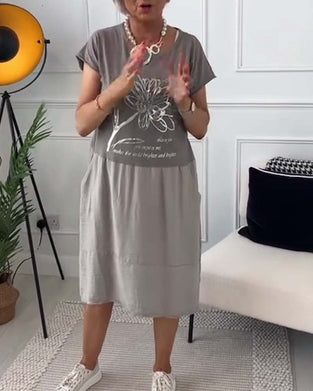 Rund halsad kortärmad klänning med tryck