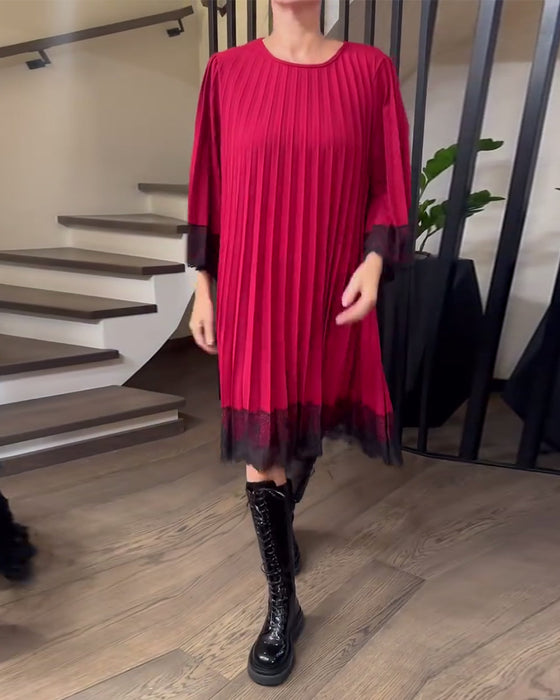 Lösittande Klänning Med Veck Och Runt Halsutsnitt