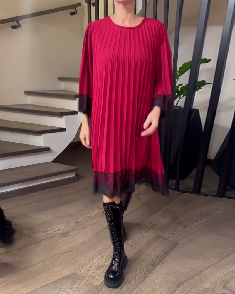 Lösittande Klänning Med Veck Och Runt Halsutsnitt