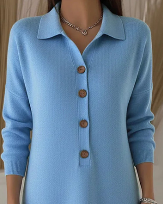 Moderiktig Klänning Med Knappar Och Slag