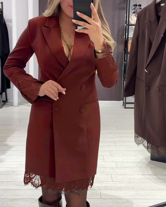 Klänning Med V-Ringning Och Insatser För Arbete