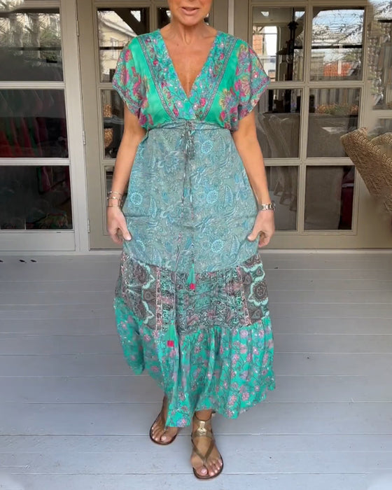 V-ringad elegant klänning med tryck