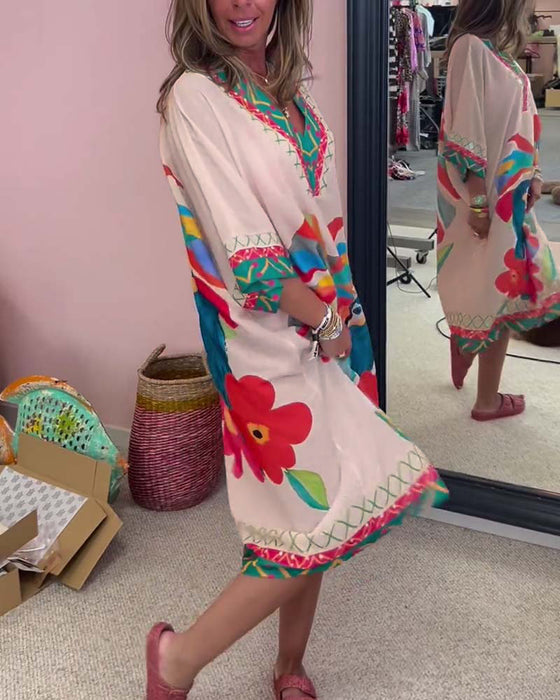 V-ringad klänning med graffititryck