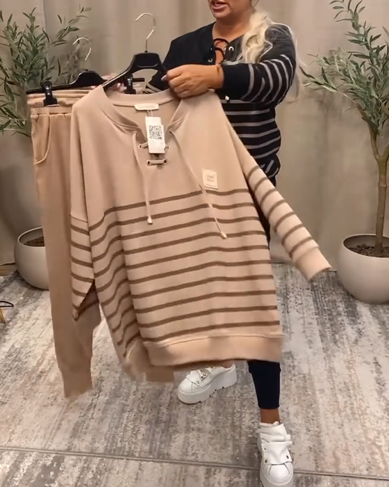 Tvådelat Set Med Avslappnad Randig Sportbyxa Vid Ankeln