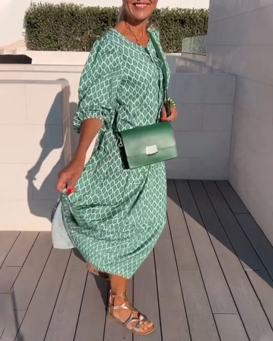 Modetryckt klänning med rund hals