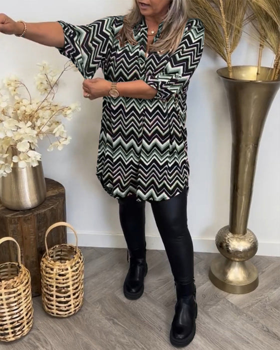 V-ringad klänning med vågmönster