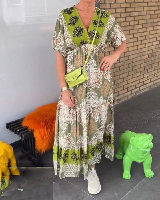 Avslappnad v-ringad kortärmad klänning med tryck