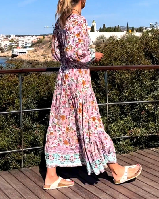 V-ringad klänning med blommönster