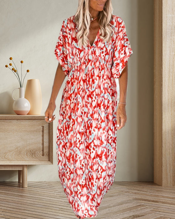 V-ringad modeklänning med tryck och kort ärm