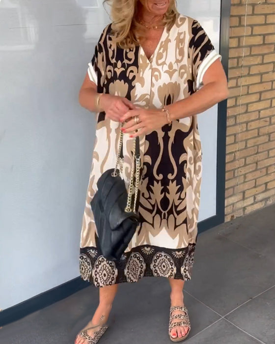 V-ringad klänning med geometriskt tryck