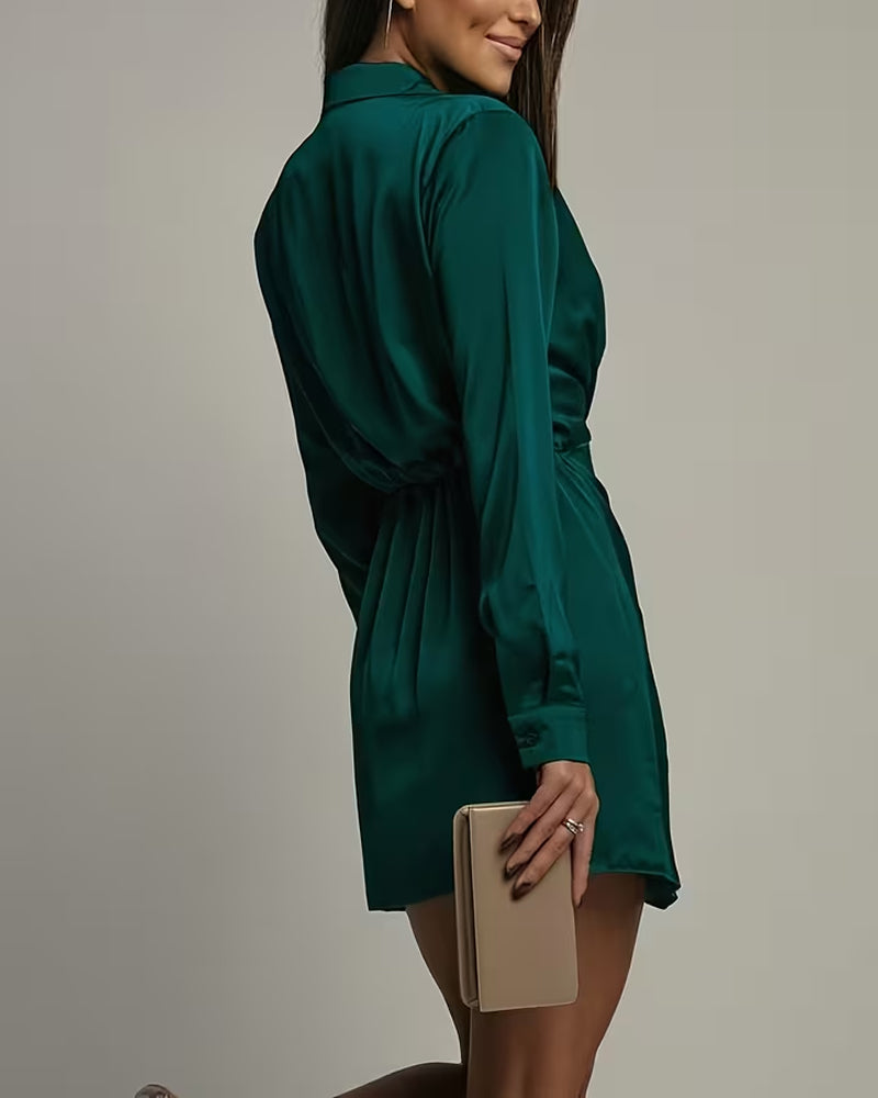 Stilfull Klänning Med V-Ringning Och Plissé