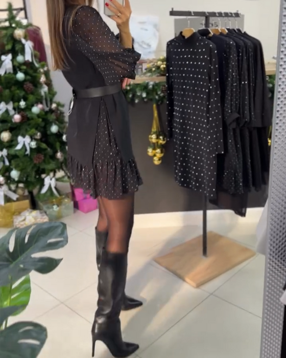 Stilfull Klänning Med V-Ringning Och Lappverk