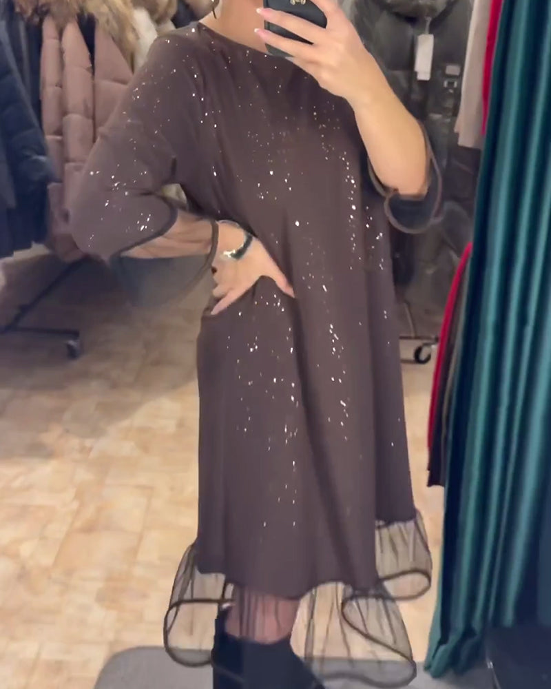 Snygg klänning med rund halsringning i skimrande mesh